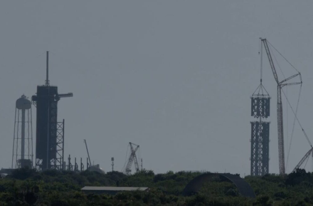 SpaceX adds fourth tower segment to Florida Starship launch pad