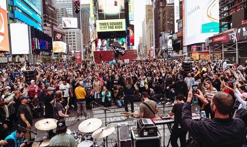 Milhares se reúnem na Times Square para adorar Jesus