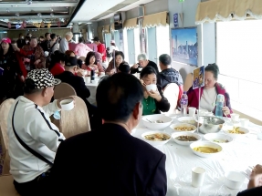 Mainland groups dine at sea to ease restaurant woes